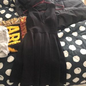 Hi! I’m selling a black dress in a size 4